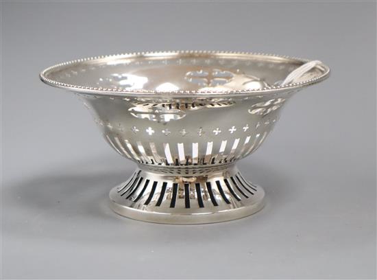 An Edwardian pierced silver pedestal bowl by Walker & Hall, Sheffield, 1909,